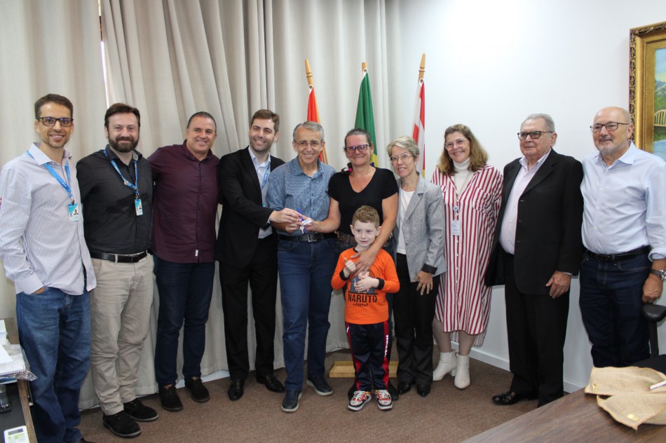 Família recebe apartamento retomado do Programa Minha Casa Minha Vida