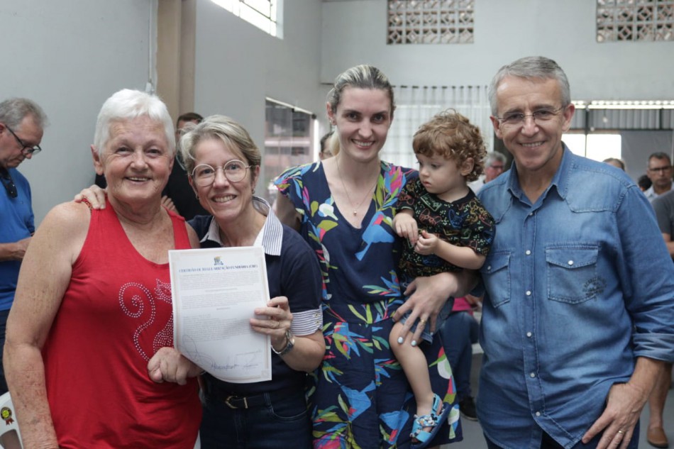 Moradores do Loteamento Água Verde II recebem a certidão de regularização fundiária