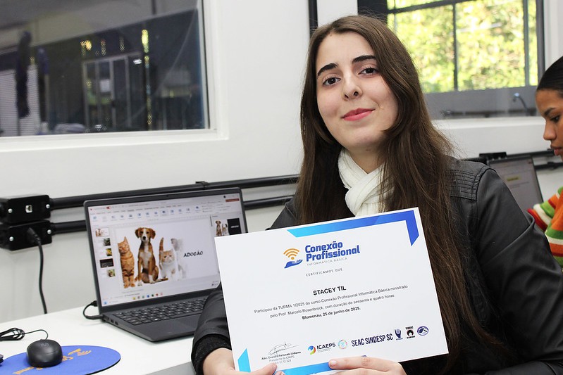 Programa Conexão Profissional forma turma de informática básica no Garcia