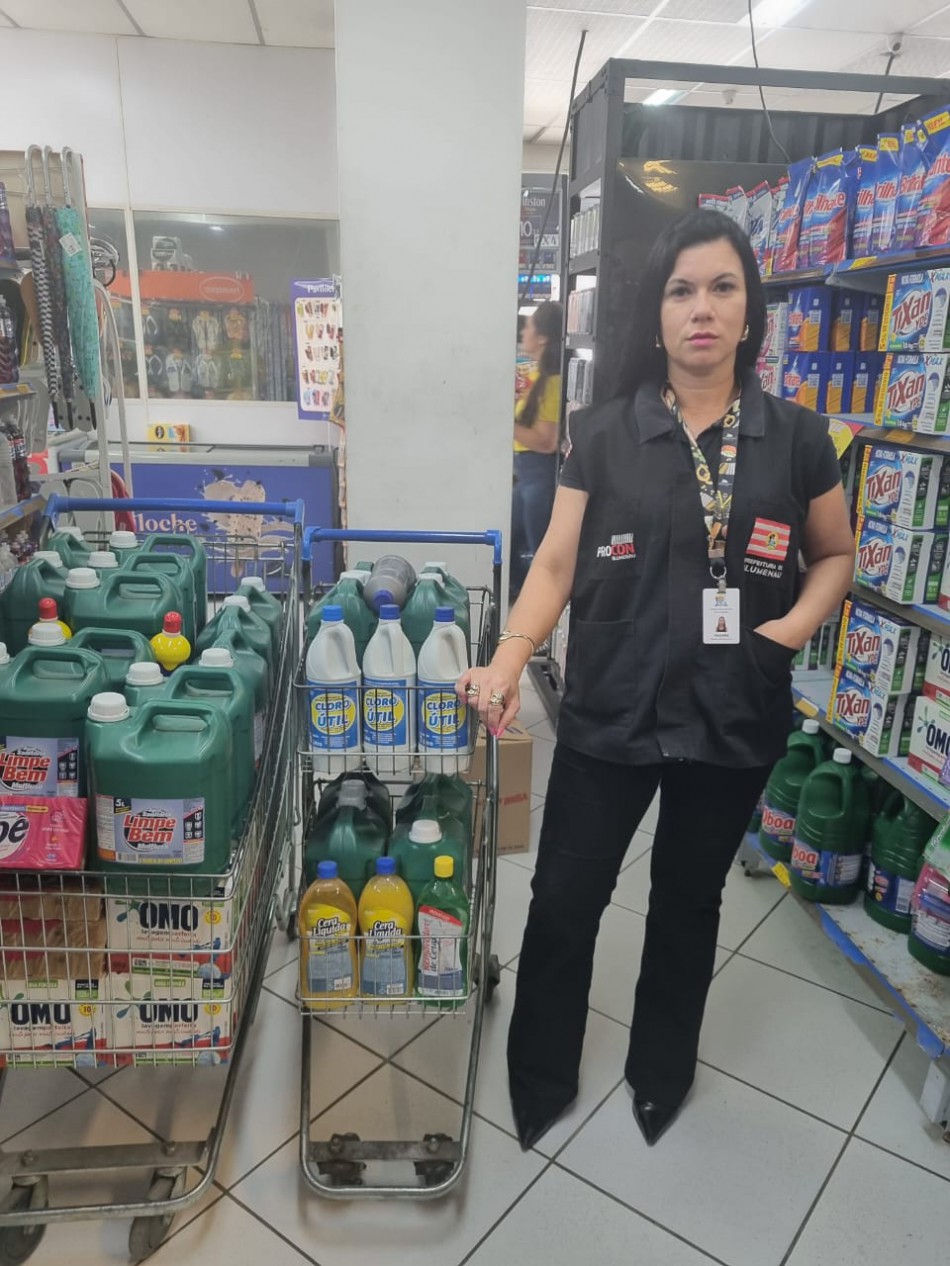 Procon de Blumenau apreende produtos com prazo de validade vencido no bairro Tribess