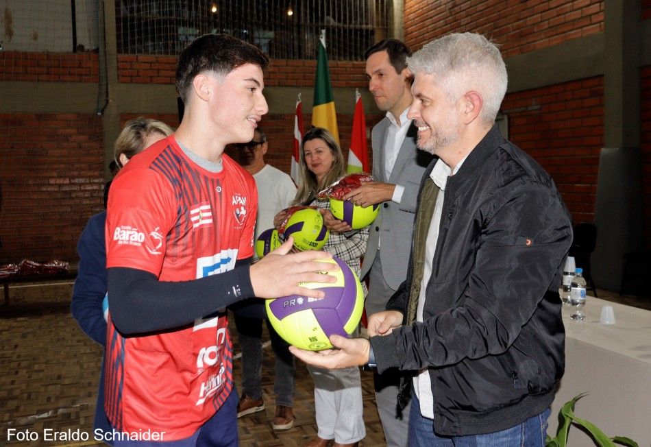 Estudantes do projeto "Voleibol pela Vida" recebem camisas e materiais esportivos