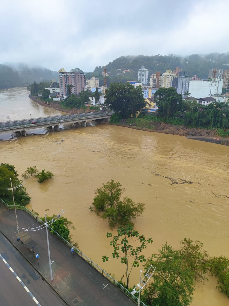 Nível do rio estabiliza em Blumenau e pico deve chegar ao máximo em 8,80 metros