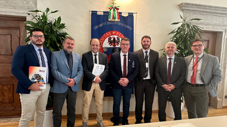 Prefeito Egidio Ferrari impulsiona parceria entre FURB e Universidade de Trento, com foco em inovação e qualificação acadêmica
