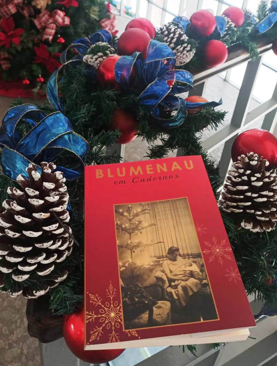 Revista Blumenau em Cadernos circula com capa natalina
