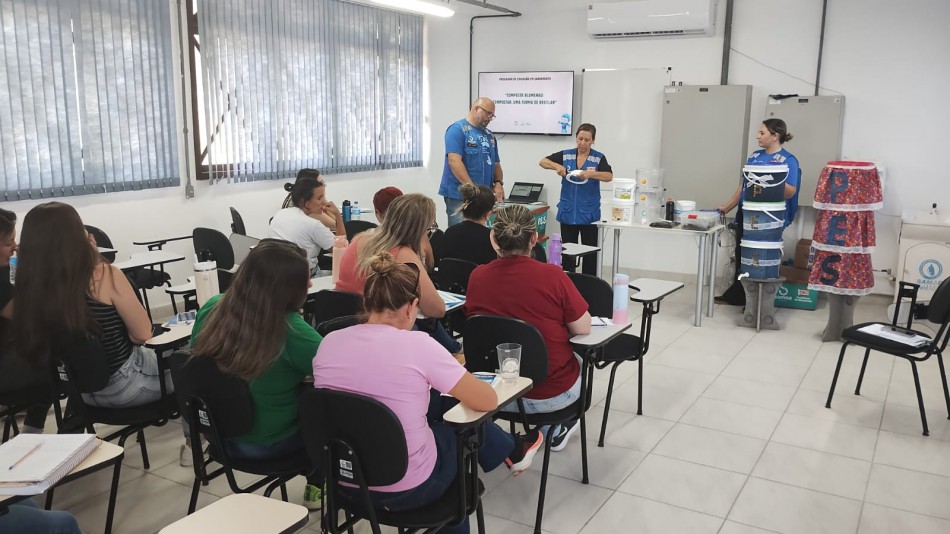 Samae capacita servidores de CEIs para trabalhar com composteiras