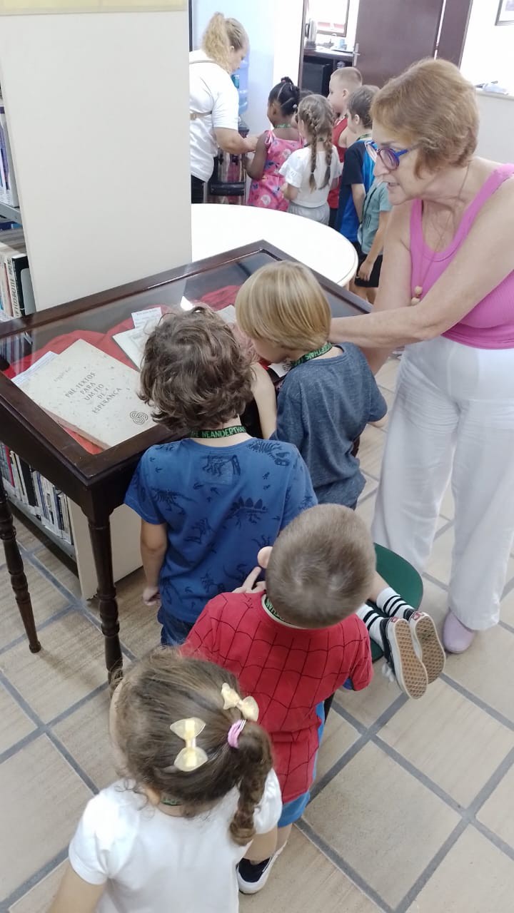 Programas de leitura da biblioteca pública atendem crianças