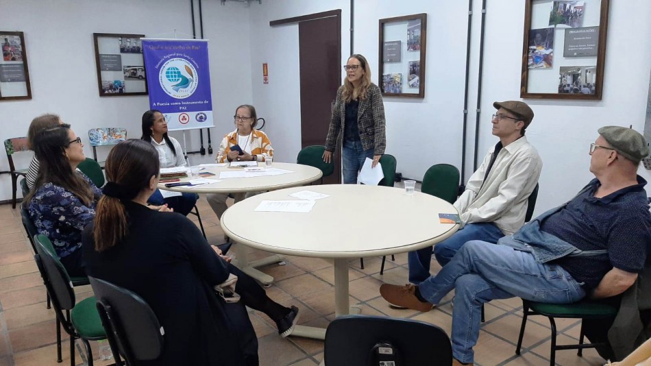 Sarau e roda de conversa realçam a poesia como instrumento da paz