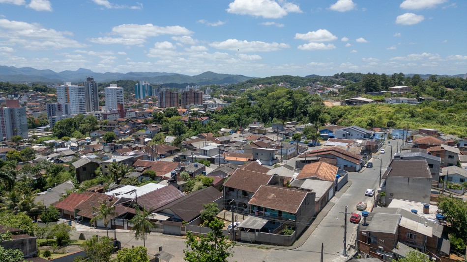 Depois de 30 anos, moradores da Vila Bromberg e Vila Feliz têm imóvel regularizado