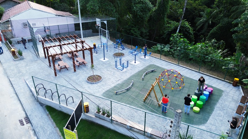 Comunidade do bairro Passo Manso é contemplada com nova praça