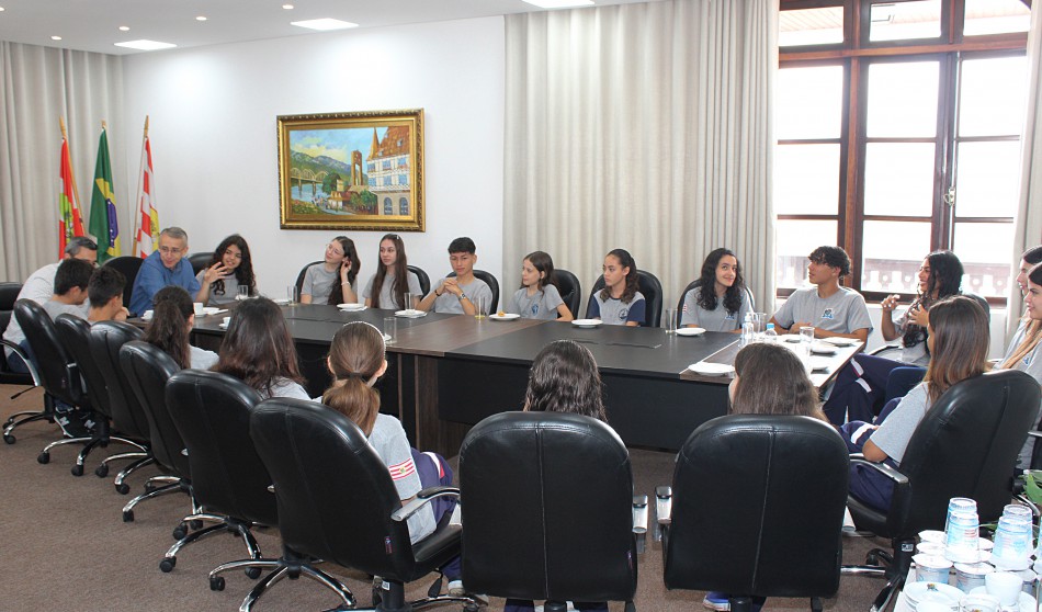 Estudantes vivenciam a rotina do prefeito em mais uma edição do concurso `Prefeito por um Dia¿