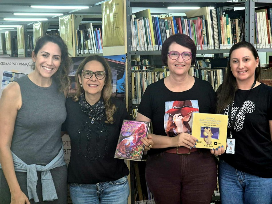 Escritora Natália Ramos doa livros para o acervo municipal