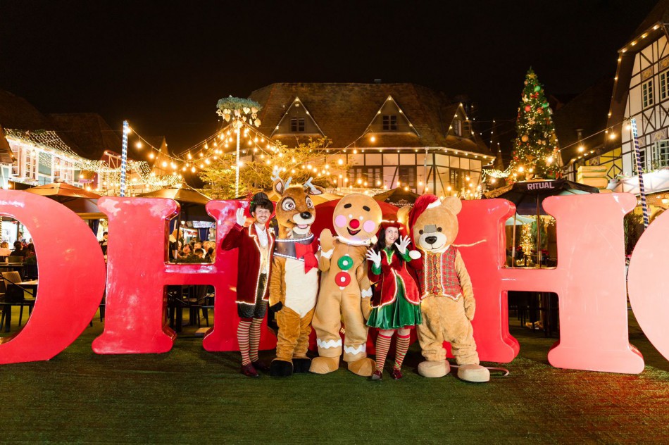 Papai Noel e personagens natalinos recebem famílias na Vila de Natal