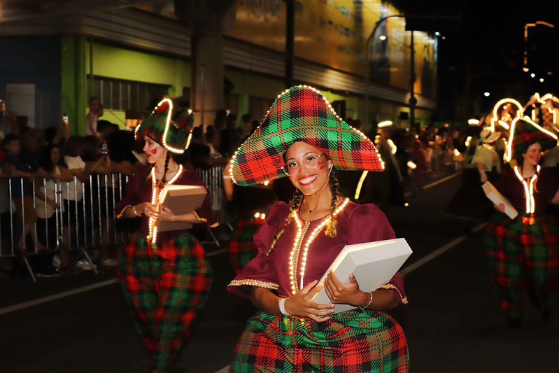 Blumenau apresenta seu último desfile natalino de 2025